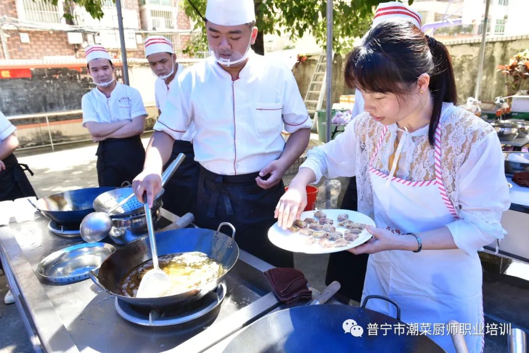 厨师培训学校要多少费用_厨师培训费用学校要交多少_厨师培训费用学校要交吗