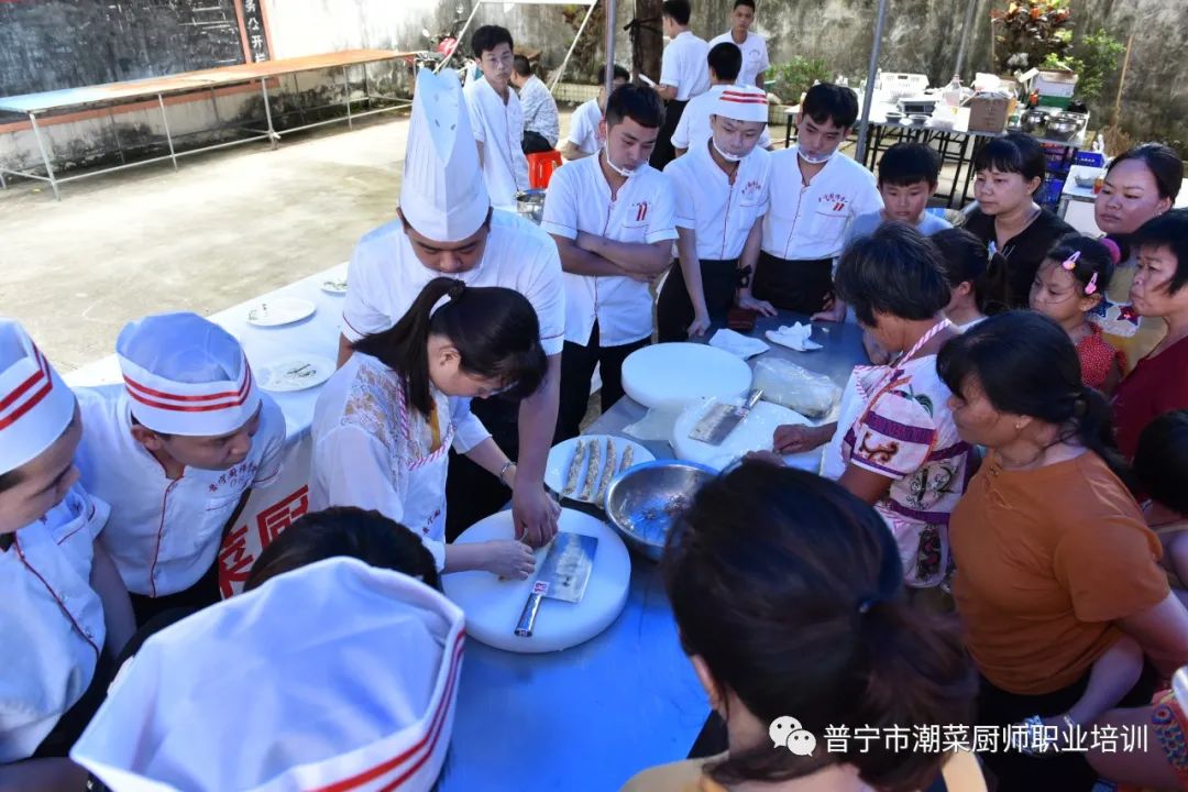 厨师培训费用学校要交吗_厨师培训学校要多少费用_厨师培训费用学校要交多少