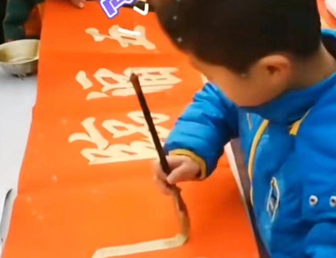 厉害！5岁男孩街头手写春联，笔笔大气，字